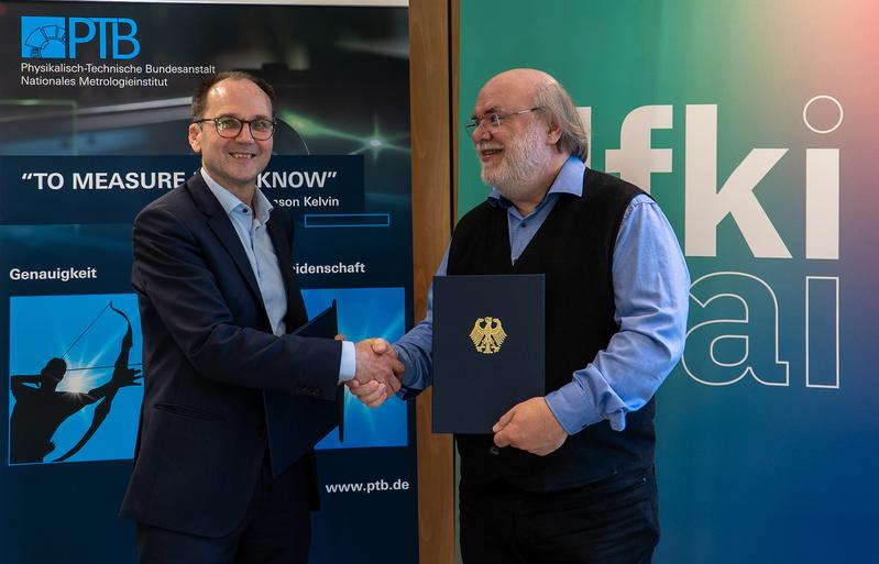 Prof. Dr. Tobias Schäffter (PTB) und Prof. Dr. Philipp Slusallek (DFKI) freuen sich auf die geplante enge Zusammenarbeit.