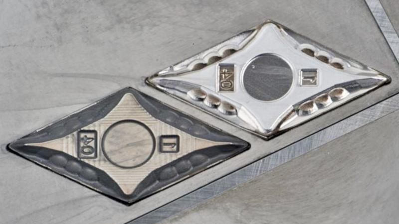 In the newly developed process chain, a USP laser structures hard material components such as this mold tool made of tungsten carbide-cobalt for cutting inserts. The surface structured in this way (right) is then polished with the same laser.