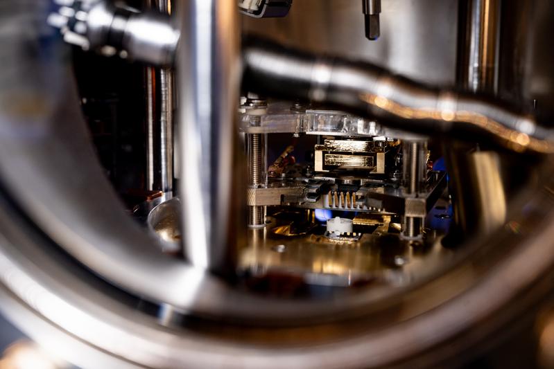 	  Ein Blick auf das Nahfeldrasterwärmemikroskop: Das einzigartige Gerät kann den Wärmefluss zwischen einer Messsonde und einer Probe, die nur wenige Moleküldurchmesser voneinander entfernt sind, besonders präzise bestimmen.