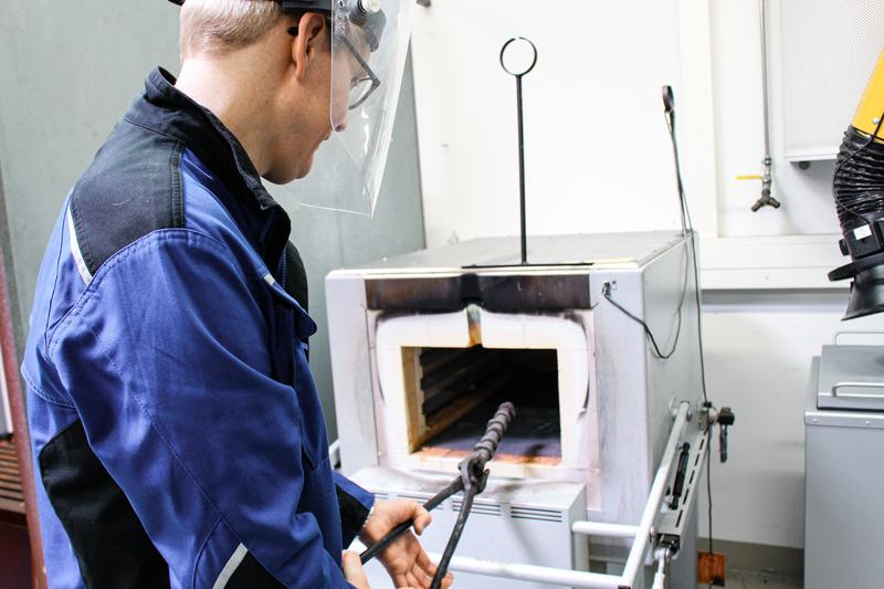 Durch den Zusatz von Aluminium wird der Stahl leichter, fester und oxidationsbeständiger, weist eine gute Schweißbarkeit auf und besitzt zudem verbesserte Verschleißeigenschaften 