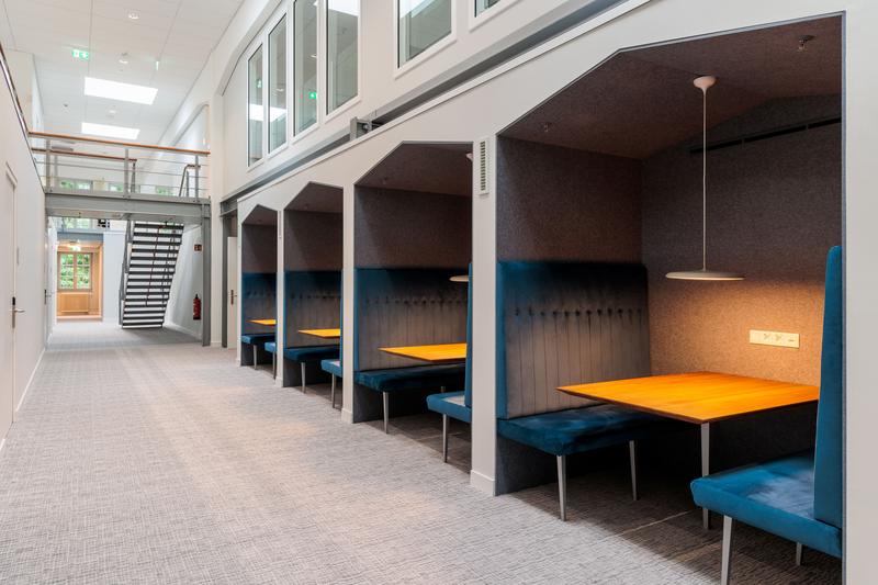 Das New Work-Konzept im ZDM ermöglicht es den Forschenden, in kleineren oder größeren Gruppen in verschiedenen Räumlichkeiten zusammenzukommen, etwa in den hier abgebildeten schalldichten Boxen