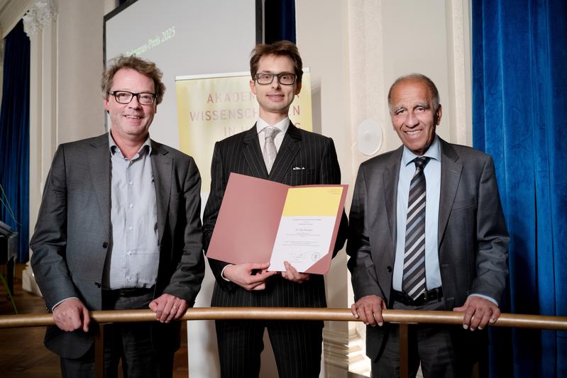 Dr. Felix Aiwanger (Mitte), Elise-Reimarus-Preisträger 2025, mit Laudator Prof. Dr. Cornelius Borck und Akademiepräsident Prof. Dr. Mojib Latif 