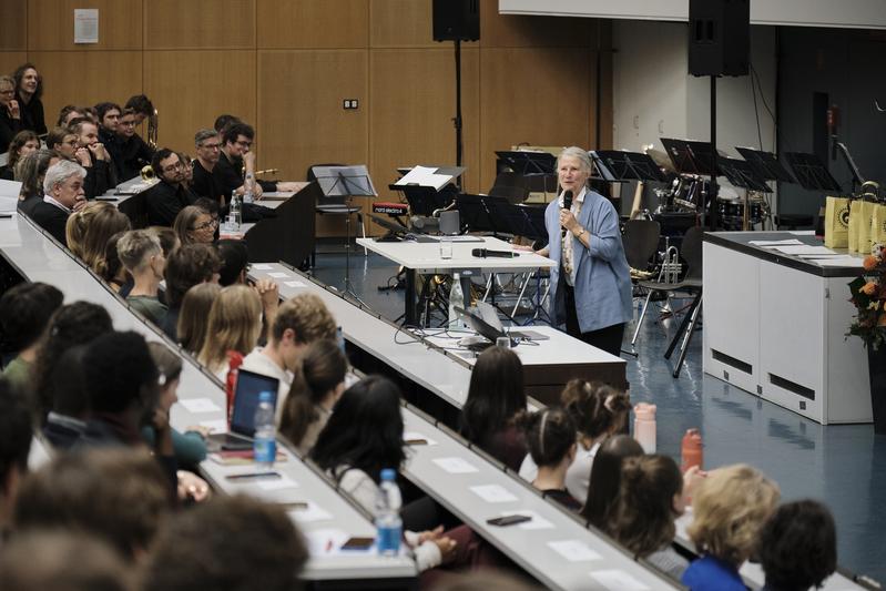Professorin Dr. Dr. h.c. (Dōshisha) Karla Pollmann, Rektorin der Universität Tübingen, begrüßte in einem Hörsaal der Neuen Aula einige der knapp 5100 neuen Studierenden.