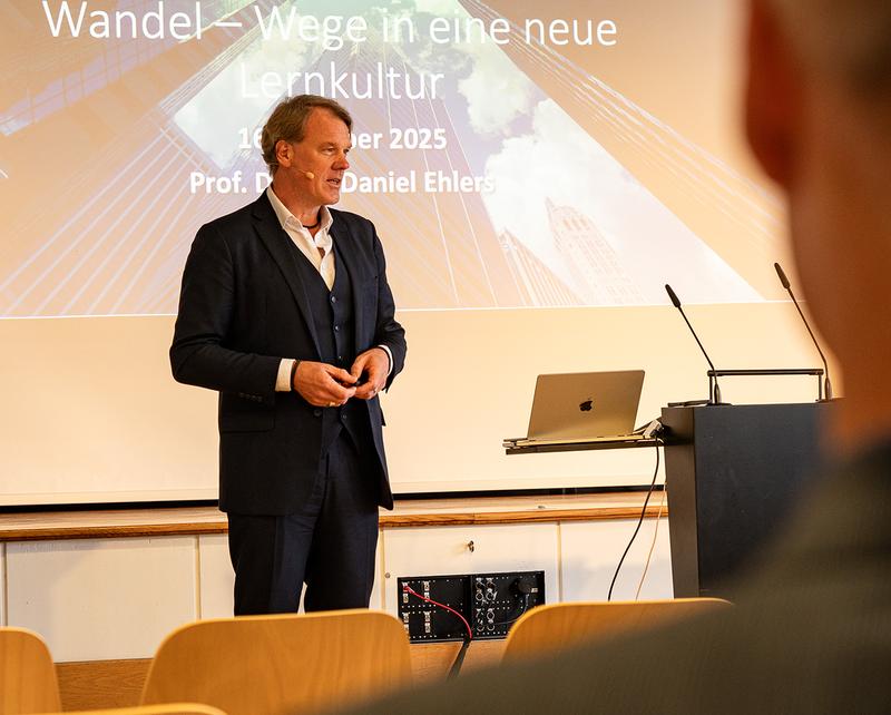 Prof. Dr. Ulf-Daniel Ehlers hielt den Impulsvotrag zum Thema Hochschulbildung im Wandel