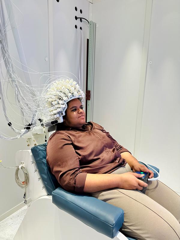 Den winzigen Magnetfeldern des Gehirns mit Quantensensoren auf der Spur: Innovative Technik im neuen OPM-MEG-Zentrum von Charité und PTB