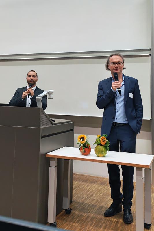 Lukas Kresse (li.) und Prof. Dr. Dieter Kulke, beide Fakultät Angewandte Sozialwissenschaften, präsentieren Ergebnisse aus dem Forschungsprojekt 