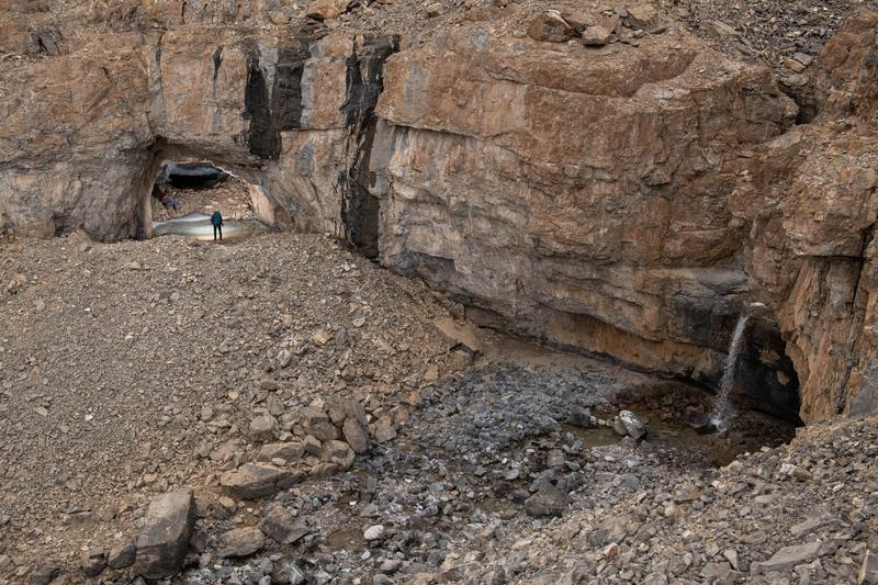 Abgelegene Region: Nach mehreren Tagen beschwerlicher Reise durch unbewohntes arktisches Gelände erreichten die Geolog:innen schließlich den Eingang der Höhle.
