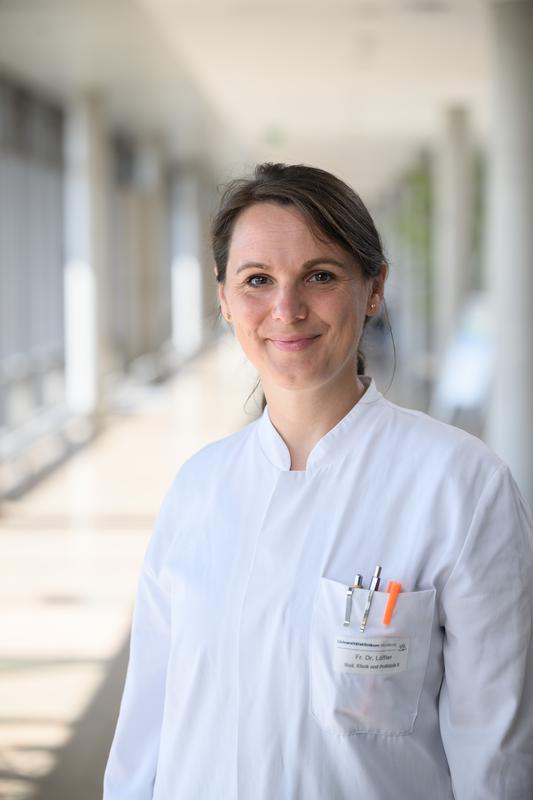 Prof. Dr. Claudia Löffler trat im Oktober 2025 am Uniklinikum Würzburg die Professur für Integrative Onkologische Medizin an. 