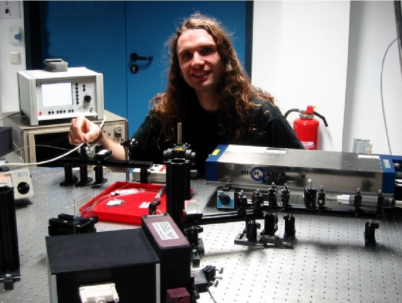 Er leistete die Hauptarbeit bei der Entwicklung des neuen Faserlasers: Andreas Liem, Doktorand an der Uni Jena - Foto: FSU