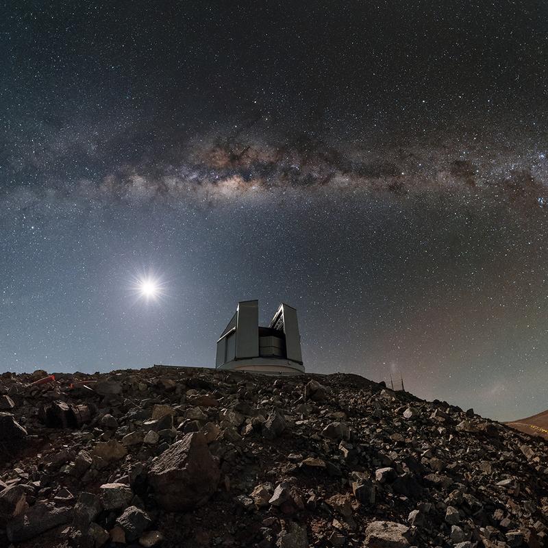 Das VISTA-Teleskop befindet sich wie zahlreiche andere astronomische Einrichtungen der ESO in Chile in der Atacama-Wüste. Der unwirtliche und schwer erreichbare Ort ist einer der weltweit besten Standorte für Astronomie. 