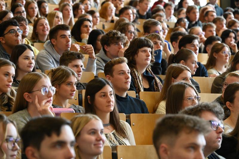 Voller Hörsaal bei der Erstsemesterbegrüßung zum Start des Wintersemesters 2025/26 an der Universität Koblenz. 