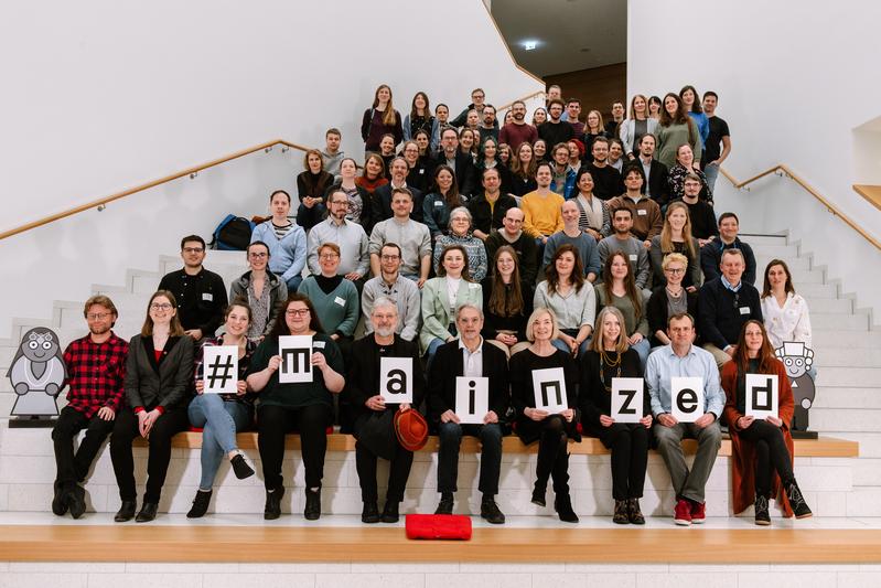 Alle Anwesenden der Veranstaltung "mainzedZWEI24: Welche Schuhgröße haben wir?" auf der Freitreppe im Leibniz-Zentrum für Archäologie (LEIZA)