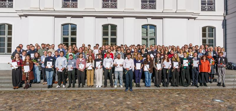 Gruppenbild der Förderer und Empfänger*innen des Deutschlandstipendiums