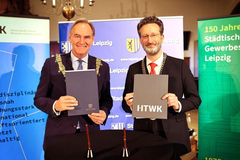 Leipzigs Oberbürgermeister Burkhard Jung (li.) und HTWK-Rektor Prof. Dr.-Ing. Jean-Alexander Müller unterzeichneten die Kooperationsvereinbarung.