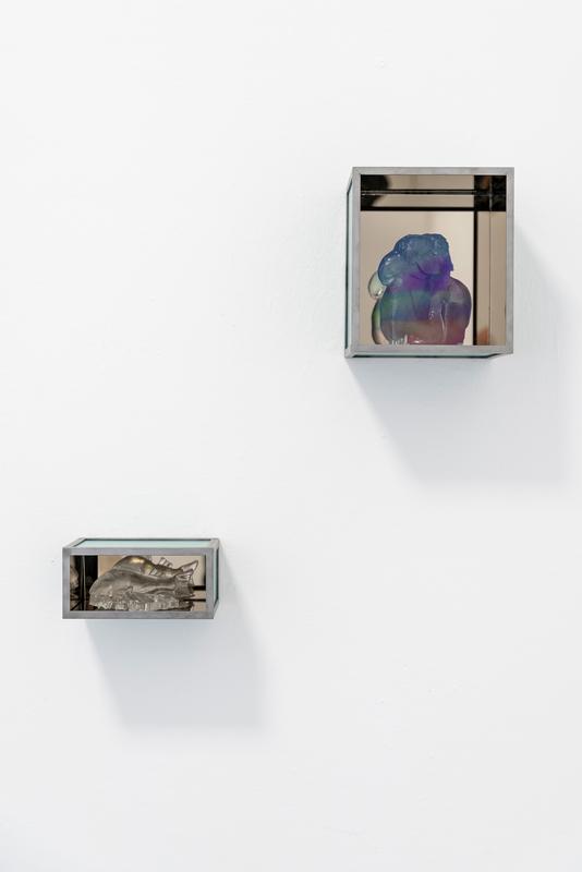 In ihren spiegelnden Archiven befasst sich die Kunststudentin Lena Krüger anhand von skulpturalen Objekten mit kollektiver Erinnerung.