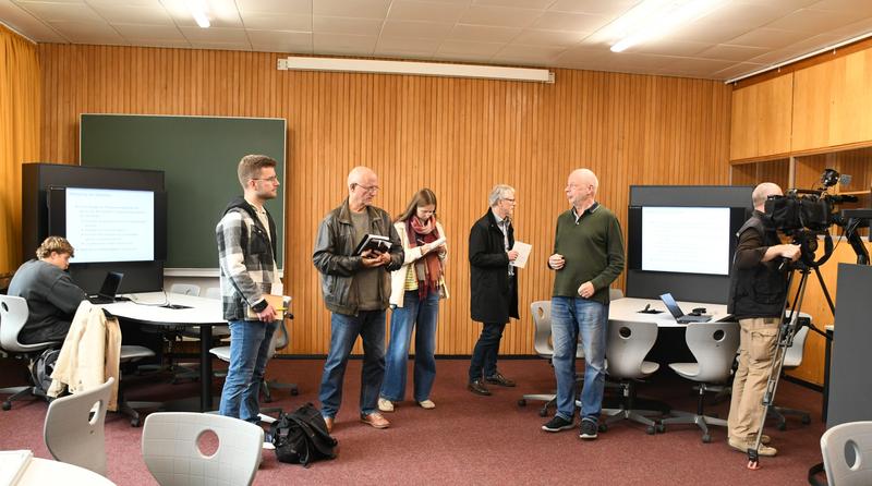 Im Scale-up-Raum lernen Studierende an modernen Lerninseln – ideal für Teamarbeit und kollaboratives Arbeiten mit digitalen Tools. 