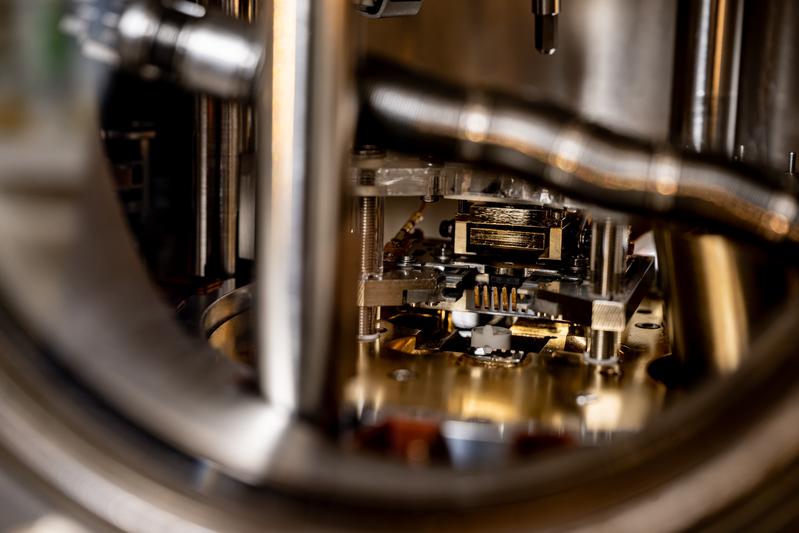 A look at the near-field scanning thermal microscope reveals a unique device. It is capable of determining the heat flow between a measuring probe and a sample separated by just a few molecular diameters with exceptional precision.