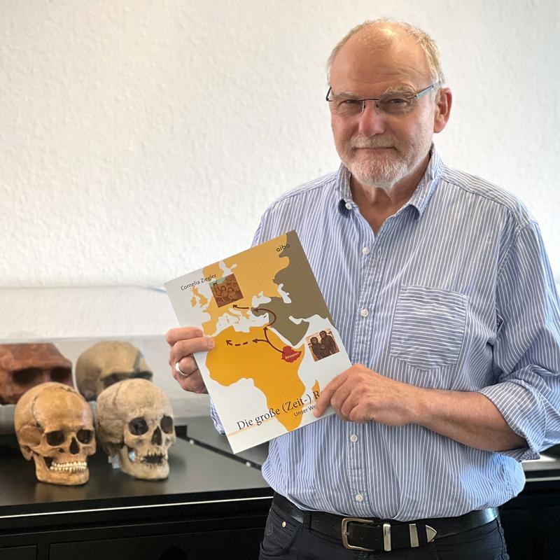 Professor (em.) Jürgen Richter ist stolz, dass eine kindgerechte Darstellung der Ergebnisse des Sonderforschungsbereichs "Our Way to Europe" gelungen ist.