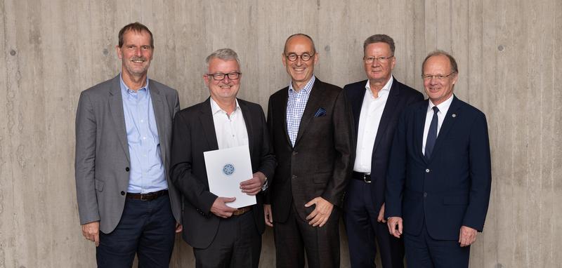 Verleihung des Internationalen Dr. Barbara Mez-Starck-Preises 2025: Laudator Prof. Axel Groß, Preisträger Prof. Maximilian Fichtner, Werner Braun und Thomas Vetter, Stiftungsvorstände und Universitätspräsident Prof. Michael Weber (v.l.) (Foto: Heiko Grande