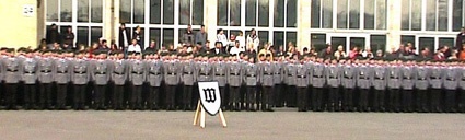 Öffentliches Rekrutengelöbnis der Bundeswehr in der Berliner Julius-Leber-Kaserne im April 2001. Foto: "Soldatenkörper".