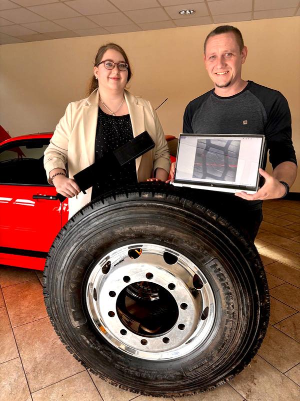 Josephin Bischoff (WHZ) und Michael Gräßler (efleetcon) zeigen ein handgeführtes Messsystem, das mit der Analyseplattform vernetzt ist. 