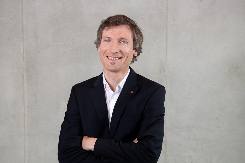 Herrmann promovierte in Physik an der Univer­sität Regensburg und der Ecole Normale Supérieure in Paris. 2010 ging er ans ABB-Forschungszentrum in Dättwil. Seit August 2022 leitet er das Empa-Departement «Moderne Materialien und Obeflächen».