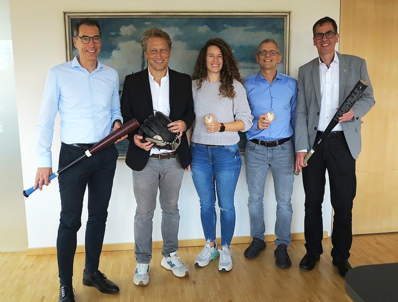 Die OTH Regensburg und die Guggenberger Legionäre gehen gemeinsam auf das Feld: Vizekanzler Utto Spielbauer (von links), Prof. Dr. Thomas Groll, Susanne Korbely, Armin Zimmermann (beide Legionäre-Vorstand), OTH-Präsident Prof. Dr. Ralph Schneider.