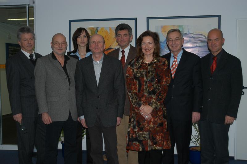 Teilnehmer Integrierte Versorgung Parkinson                                                              von links nach rechts: Dr. Joachim Koppai-Reiner, Dr. Hans Diery - beide VerBund NeuroPraxen Mittelhessen; Dr. Karla Eggert, Klinik für Neurologie, Universitätsklinikum Gießen und Marburg, Standort Marburg; Dr. Thomas Briebach, Dr. Peter Polzien - beide VerBund NeuroPraxen Mittelhessen; Karin Prokein, Geschäftsführerin der Parkinsonklinik Bad Nauheim, Gerhard Potuschek, Landesgeschäftsführer der Barmer und Dr. Matthias Oechsner, Ärztlicher Direktor der Parkinsonklinik Bad Nauheim. 