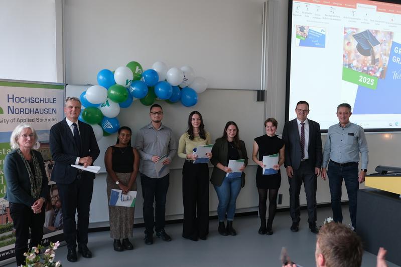 Ein besonderer Moment: Gemeinsam mit Familien, Freundinnen und Freunden feierten die Absolventinnen und Absolventen der Hochschule Nordhausen ihren erfolgreichen Studienabschluss. 