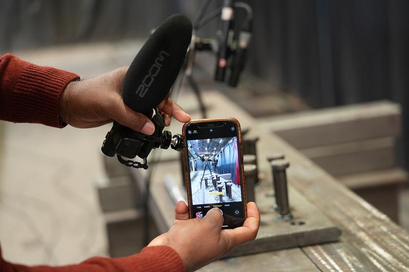 Einblicke in die Forschung aus nächster Nähe: Erfahren Sie mehr über die Zusammenarbeit mit unseren Ilmenauer Forschenden – hier am Versuchsaufbau zur akustischen Überwachung beim Bolzenschweißen.