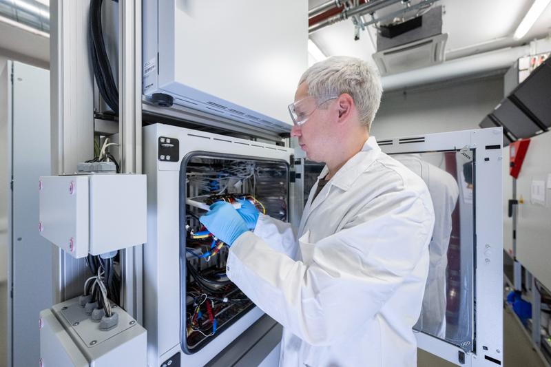 Battery of the Future: Fraunhofer IWS develops new lithium–sulfur cell concepts with reduced electrolyte content. Laboratory tests pave the way for lighter, more energy-efficient, and safer solid-state batteries.