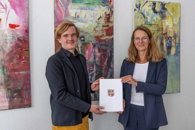 Diplom-Architekt Philipp Loeper und Ministerin Bettina Martin