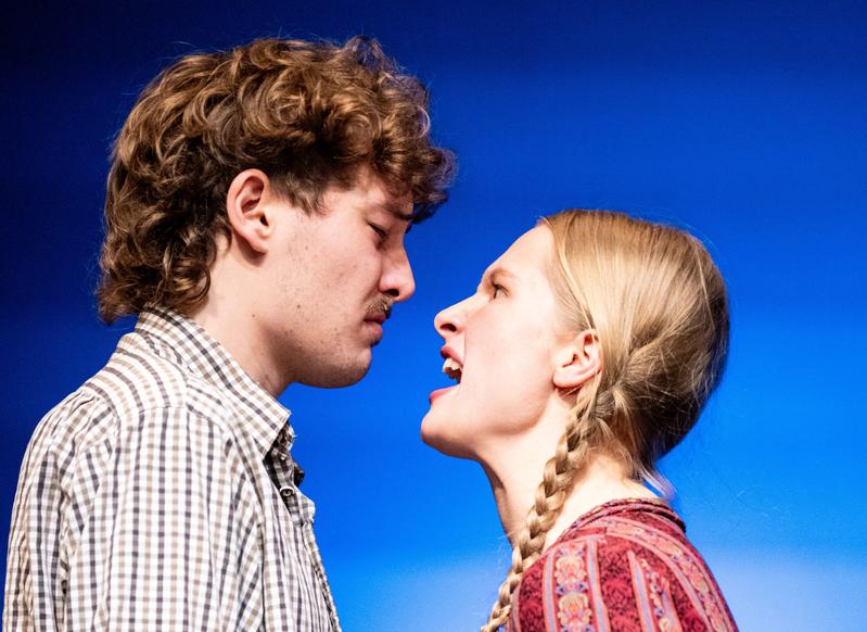 Nico Dahlhausen und Malin Schädlich in „Jagdszenen aus Niederbayern“