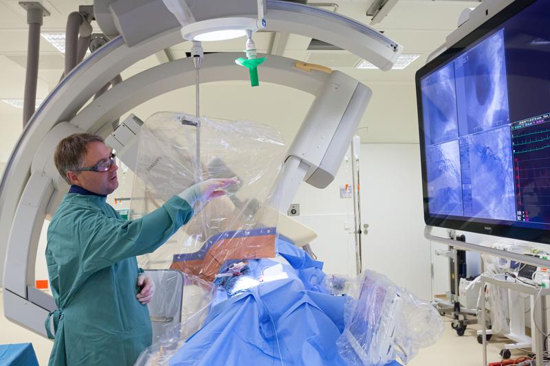 Professor Bruno Schellers Erfahrung als praktischer interventioneller Kardiologe am Universitätsklinikum des Saarlandes fließt in seine Forschung ein. Er ist stellvertretender Klinikdirektor und leitet das Herzkatheterlabor am Universitätsklinikum.