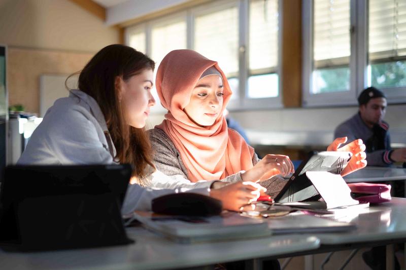 Zwei Studentinnen am Tisch