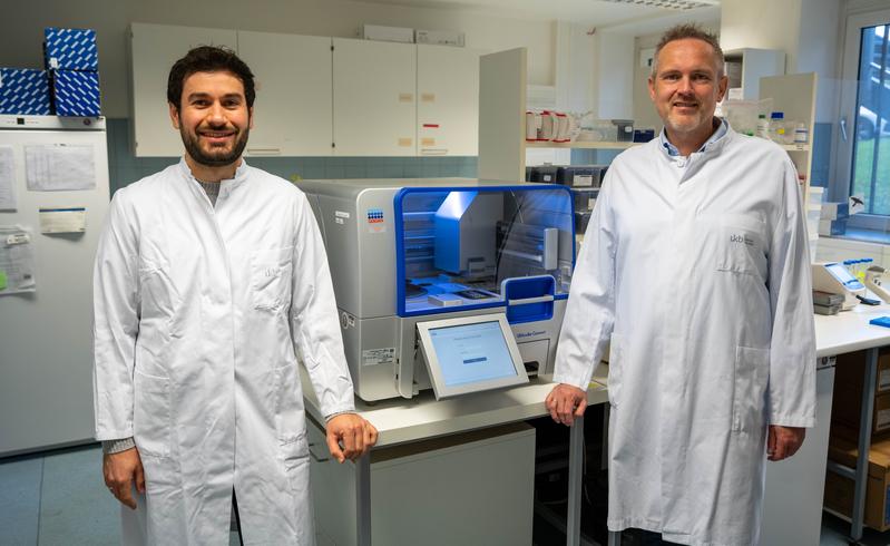 Johannes Striebel und Prof. Volker Busskamp entwickeln mit der Plattform SNAP (Single-Neuron Network Assembly Platform) eine Technologie, mit der sich menschliche neuronale Netzwerke erstmals gezielt und reproduzierbar aufbauen und untersuchen lassen.