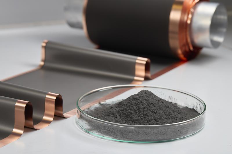 Mit der neuen Trockentransfertechnologie DRYtraec® werden Elektroden von Energiespeicherzellen mit einem trockenen Film statt mit flüssigen Chemikalien beschichtet.