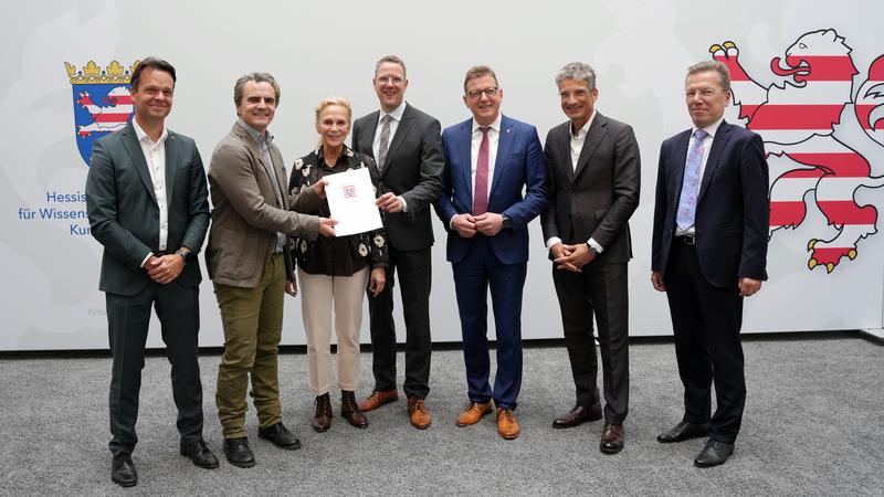 v. l. n. r.: Prof. Dr. Carsten Binnig, Prof. Dr. Jan Peters, Wirtschaftsstaatssekretärin Ines Fröhlich, Wissenschaftsstaatssekretär Christoph Degen, Digitalstaatssekretär Stefan Sauer, Prof. Dr. Antonio Krüger, CEO des DFKI, Helmut Ditzer, CFO des DFKI