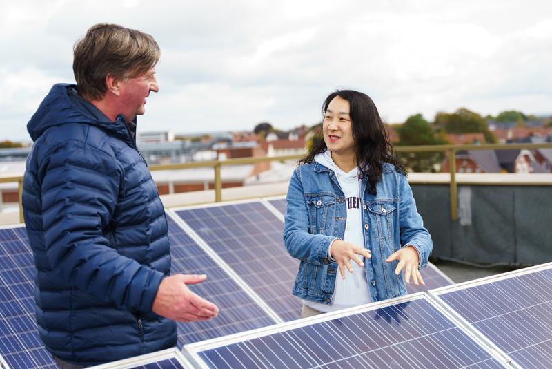 Dr. Liu Juan forscht ein Jahr lang am Campus Minden zu Photovoltaik. Experte Prof. Dr. Frank Hamelmann unterstützt ihr Vorhaben.