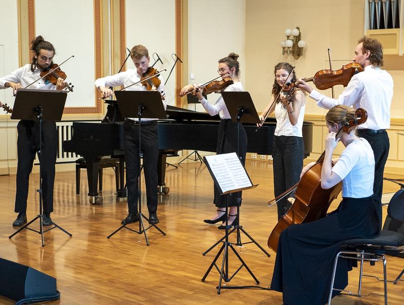 Studierende des seit langem etablierten Bachelorstudiengangs Instrumental- und Gesangspädagogik der BTU Cottbus-Senftenberg im Konzert.