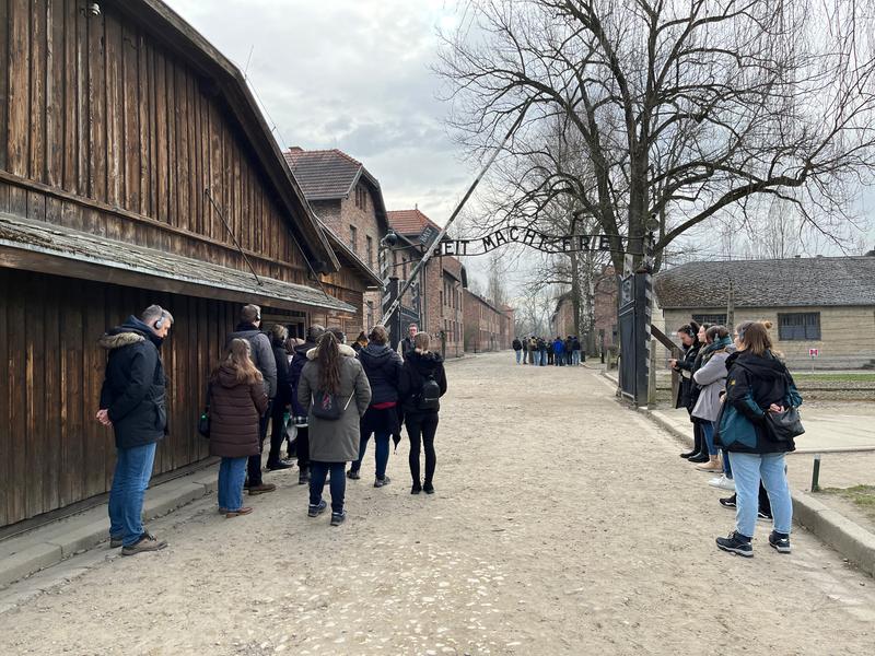 Seminar in der Gedenkstätte: Studierende, angehende Lehrkräfte und Lehrende der JLU besuchen das Konzentrations- und Vernichtungslager Auschwitz.