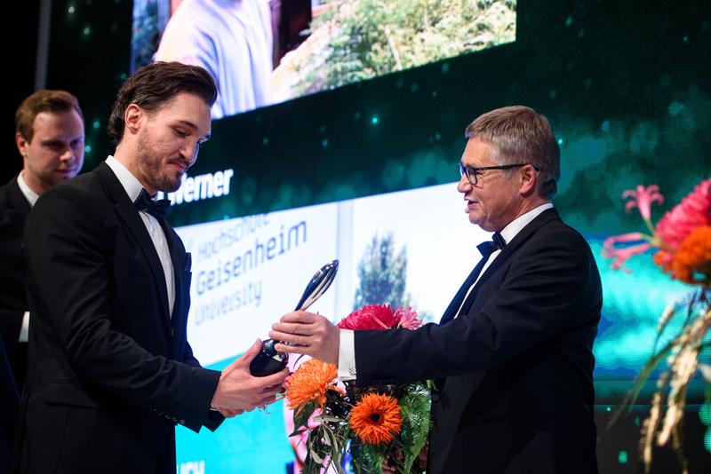 Jurymitglied Dr. Heinrich Dreßler überreicht Philipp Aiglstorfer den TASPO Award „Junge Wissenschaft“ 