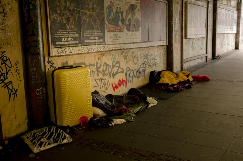 Wer auf der Straße lebt, muss heute dauernd damit rechnen, vertrieben zu werden, zusätzlich ziehen sich wohnungslose Menschen innerlich immer mehr zurück – der Ausschluss aus der Gesellschaft verstärkt sich weiter.