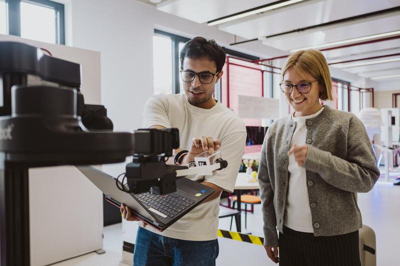 Intelligente mobile Manipulation und Roboterhände im Fokus