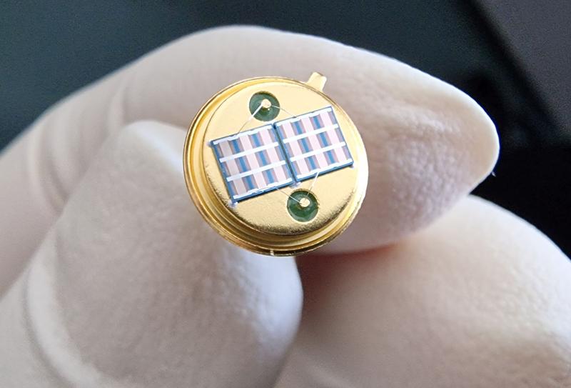 Infrared emitter array for thermal radiation between 2 and 15 µm up to 100 Hz 