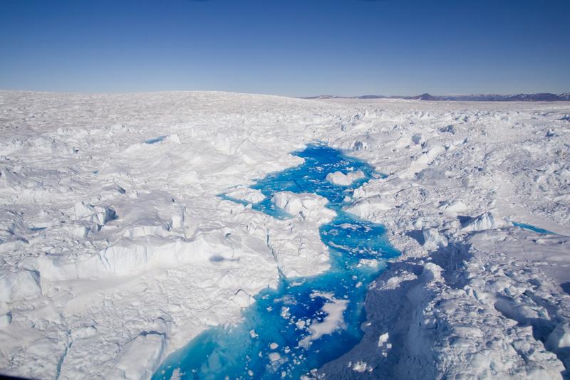 Blick aus dem Hubschrauber auf Schmelzwasser auf dem 79 North Glacier