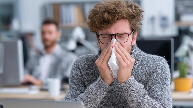 Dass Ansteckungsrisiko steigt, wenn Kolleginnen und Kollegen krank ins Büro kommen. Und sie tun sich damit auch selbst keinen Gefallen.