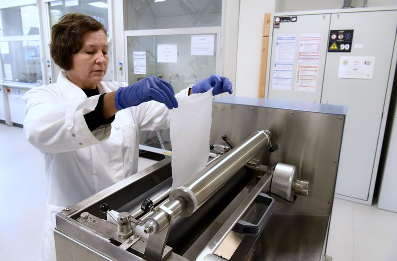 Finishing a fabric on a laboratory padder