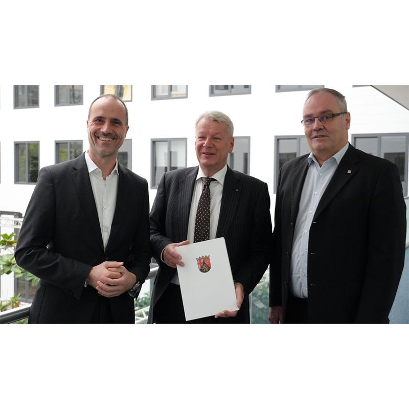 Minister Hoch übergibt Förderbescheid für das Projekt VIMOPROP an Institutsleiter Prof. Liggesmeyer