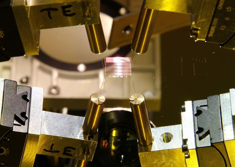 Beispielhafter integrierter photonischer Chip in Labor-Messaufbau mit Faserkopplung